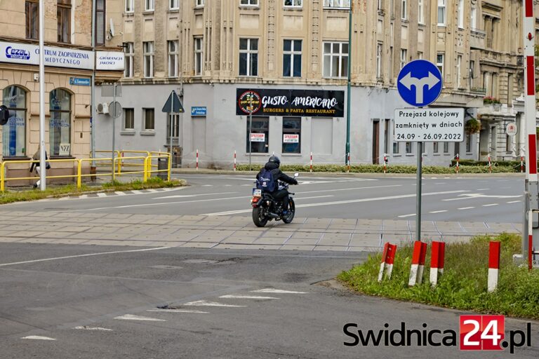Będzie tymczasowe zamknięcie przejazdu kolejowego na Komunardów. Szykują się utrudnienia dla kierowców