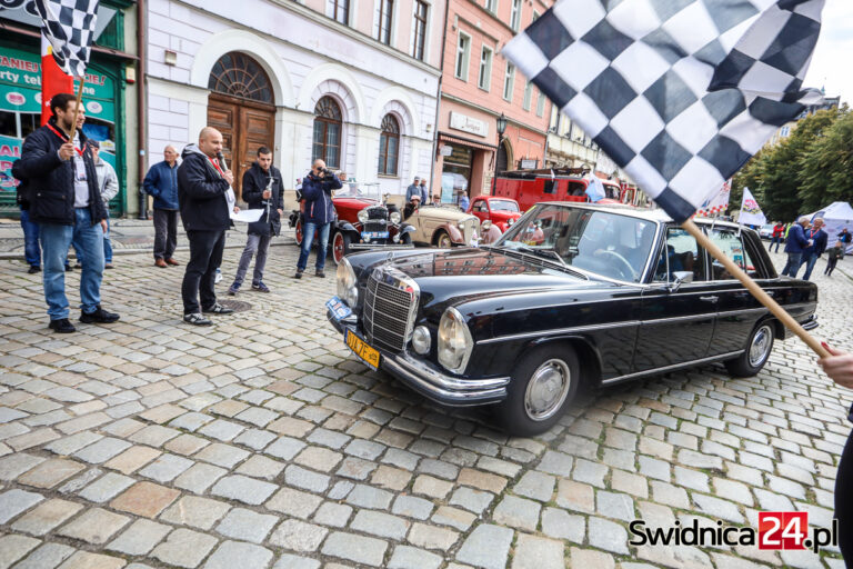 Zabytkowe auta opanowały Świdnicę. Rajd Księstwa Świdnicko-Jaworskiego wystartował! [FOTO/VIDEO]