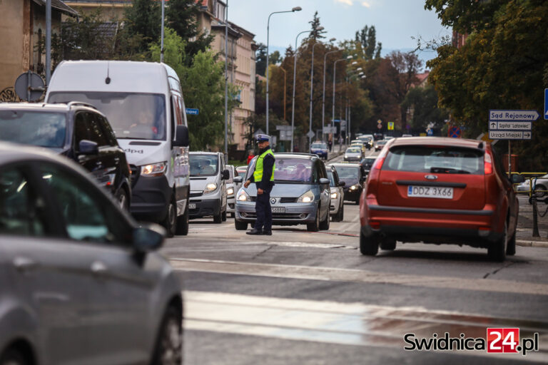 Zakorkowane centrum, policja kierująca ruchem. Trzeci dzień zamknięcia przejazdu na Komunardów [FOTO/VIDEO]