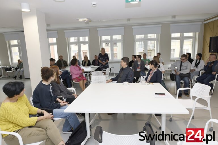 Zainteresowanie strategią Świdnicy śladowe. Na spotkaniu o gospodarce radni, urzędnicy i młodzież