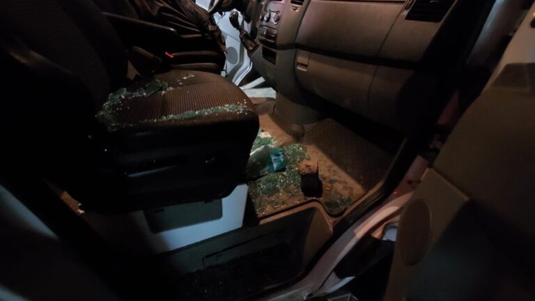 O krok od tragedii. Ktoś wybił kamieniem boczną szybę w jadącym samochodzie