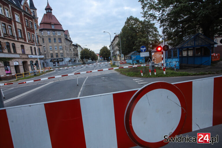 Przejazd kolejowy na Komunardów zamknięty. Uwaga na utrudnienia w ruchu!