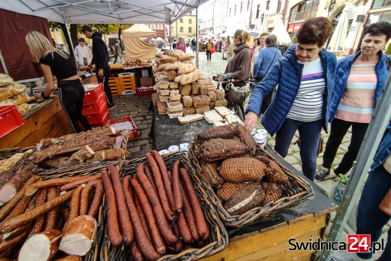 Od regionalnych specjałów po zabawki. Jarmark Produktów Regionalnych zawitał na świdnicki Rynek [FOTO/VIDEO]