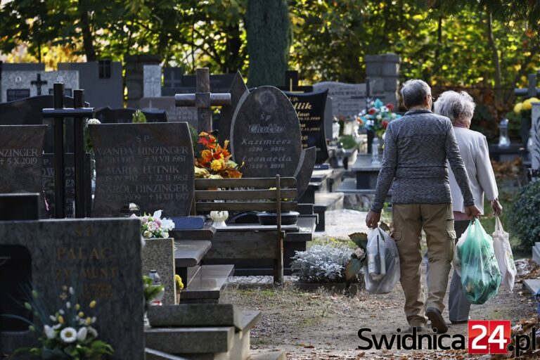 Świdniczanie odwiedzają groby bliskich. Policja przypomina o bezpieczeństwie podczas wizyt na cmentarzach [FOTO]