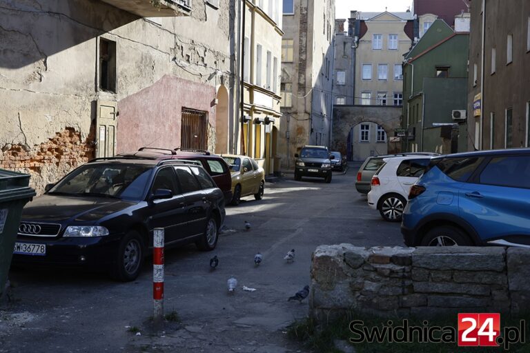Rusza remont kolejnego podwórza w centrum. Proszą kierowców o przeparkowanie aut [FOTO]