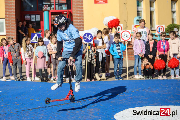 Miasteczko rowerowe otwarte. Szkolna społeczność świdnickiej „jedynki” sama zdobyła środki! [FOTO]
