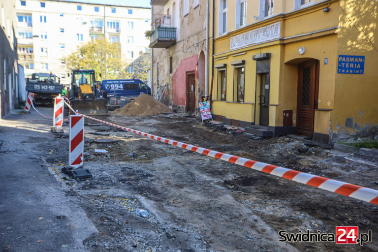 Maszyny stały w drzwiach, nie było przejścia. Miasto odpiera zarzuty [FOTO]