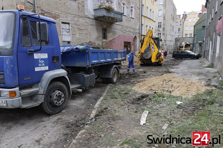 „Jak mam utrzymać sklep? Jak dojść do domów?” Remont podwórza ul. Kotlarskiej jak pułapka [FOTO]