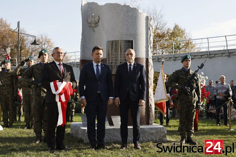 Odsłonięto pomnik ofiar katastrofy smoleńskiej. Burmistrz mówił o pamięci, wiceminister o politycznym wykorzystywaniu tragedii [FOTO/VIDEO]