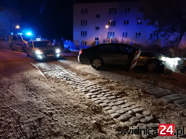 Po pościgu przez centrum Świdnicy wpadł na porzucone krawężniki [FOTO]