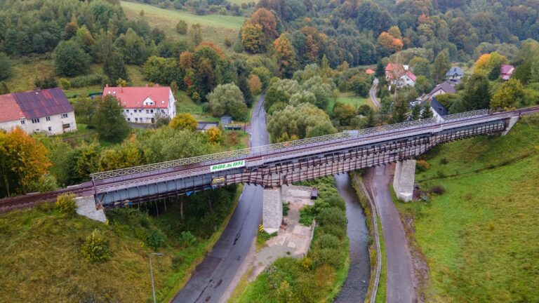 Rewitalizacja linii kolejowej Świdnica-Jedlina. Uda się zakończyć prace do końca roku? [FOTO/VIDEO]