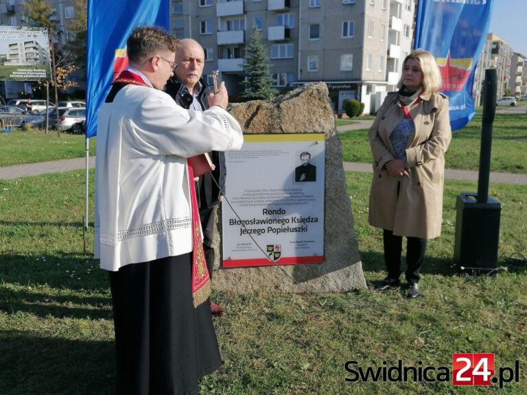 Dwa lata czekali na odsłonięcie tablicy księdza Popiełuszki przy rondzie. O mieszkańcach miasto zapomniało