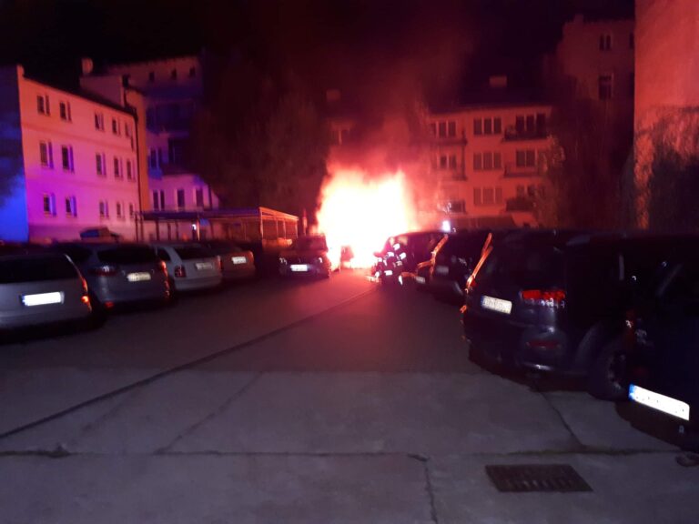 Nocny pożar w centrum Świdnicy. Spłonęły dwa auta, kolejne zostało uszkodzone [FOTO]