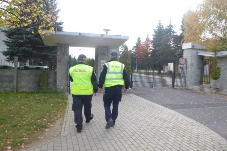 Bezdomny koczujący w centrum miasta, nietrzeźwy z rozbitą głową, dymiące palenisko. Interwencje straży miejskiej