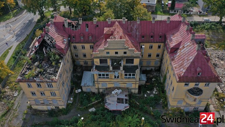 Zrujnowany gmach byłego szpitala wciąż czeka na rozpoczęcie remontu. Jakie były jego losy? Jak mógł wyglądać według pierwszego projektu?