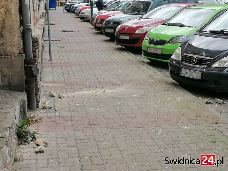 Kawałek tynku uszkodził zaparkowane auto [FOTO]