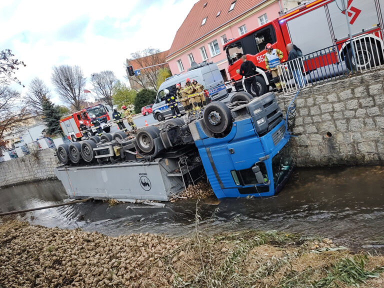 Poważny wypadek w Strzegomiu. Ciężarówka wpadła do rzeki [FOTO]