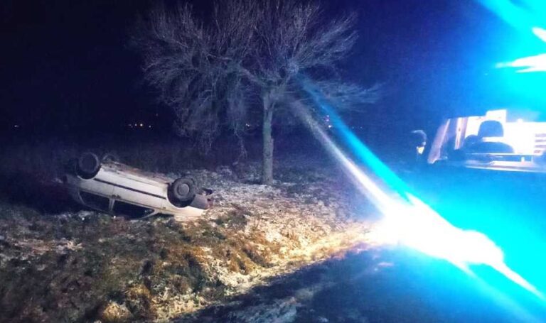 Nietrzeźwy i bez uprawnień. Jazdę zakończył na dachu