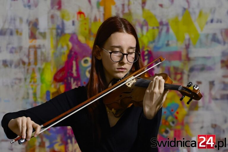 Muzyczne opowieści o Ojczyźnie. Uczniowie  i nauczyciele zadebiutowali w nowym cyklu koncertów w Galerii Fotografii [FOTO]