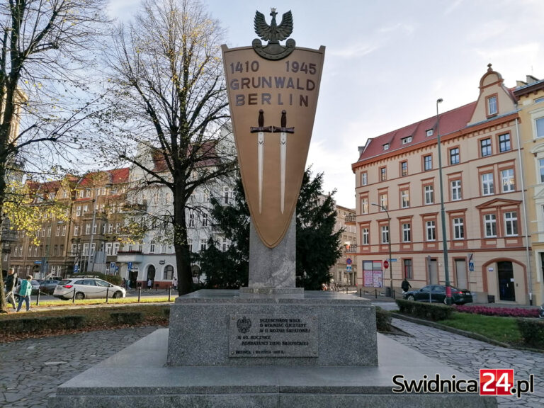 Pomnik Zwycięstwa już nie straszy. Po latach postępującej degradacji przeszedł renowację [FOTO]