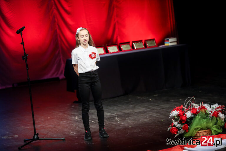Najlepsi recytatorzy nagrodzeni. Za nami finał konkursu „Nie rzucim ziemi, skąd nasz ród…” [FOTO]