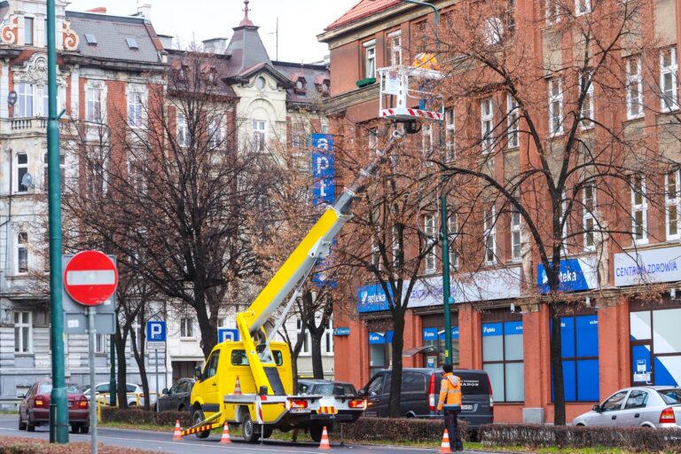 Montują świąteczne iluminacje. Z powodu oszczędności zrezygnowano z części ozdób [FOTO]