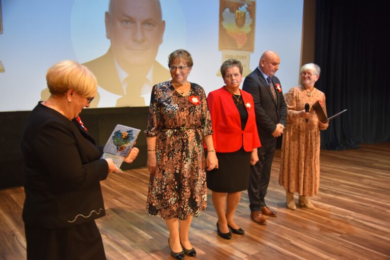 Uczcili Święto Niepodległości. Zasłużeni mieszkańcy uhonorowani, druhowie odznaczeni [FOTO]