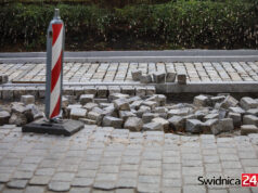 Sklepik przy wydziale dróg. Jak prezydent Świdnicy sprzedawała nie swoją kostkę z Alei Niepodległości
