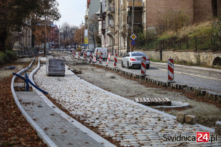 Nowa firma zajmie się przebudową al. Niepodległości. Znany jest termin zakończenia prac
