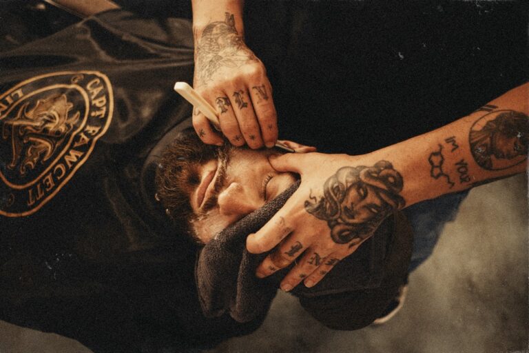 „Chłopiec z brzytwą” pojawił się w Świdnicy. Zaprasza na cięcia męskie w najlepszym wydaniu [FOTO]