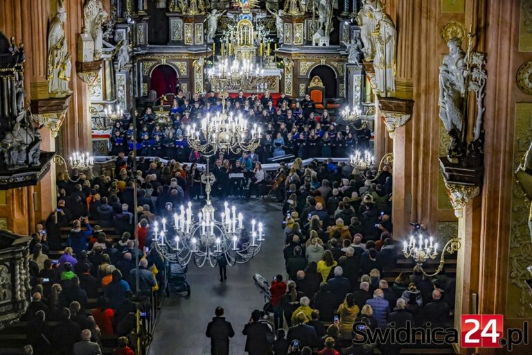 Przemówiła muzyka i polska historia. Zachwycający koncert trzech chórów w świdnickiej katedrze [FOTO]