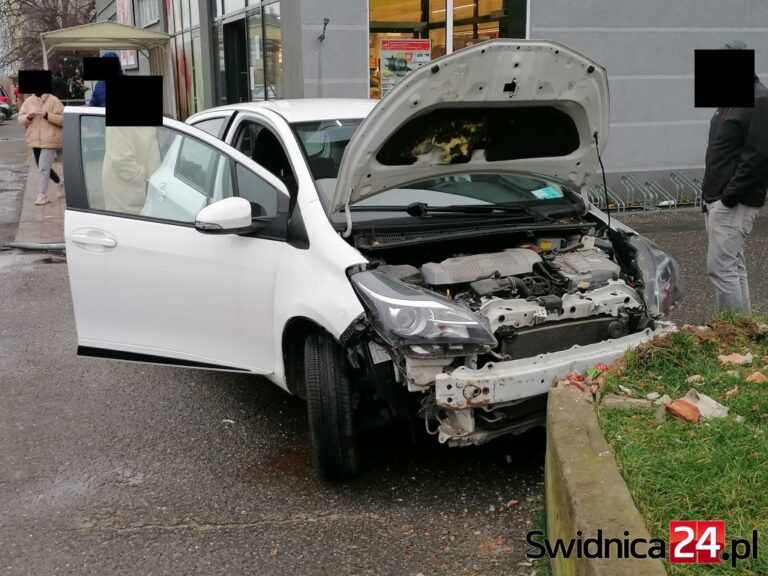 Uderzył w murek i znak na placu Kombatantów w Świdnicy [FOTO]