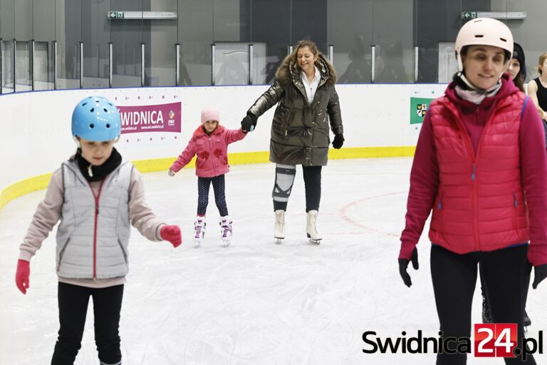 Szykują się do otwarcia sezonu na świdnickim lodowisku. Ślizganie będzie droższe