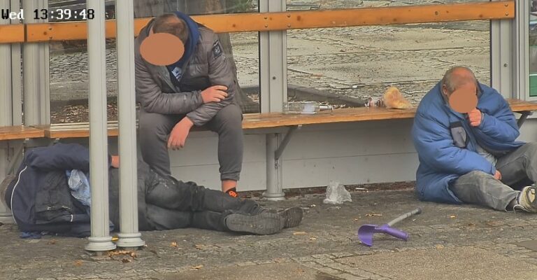 Okradł bezdomnego leżącego na chodniku. Nagrała go kamera [FOTO]
