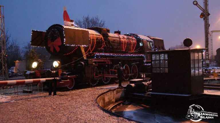 Święty Mikołaj odwiedzi Muzeum Kolejnictwa. Parowozownia rozbłyśnie świątecznym blaskiem