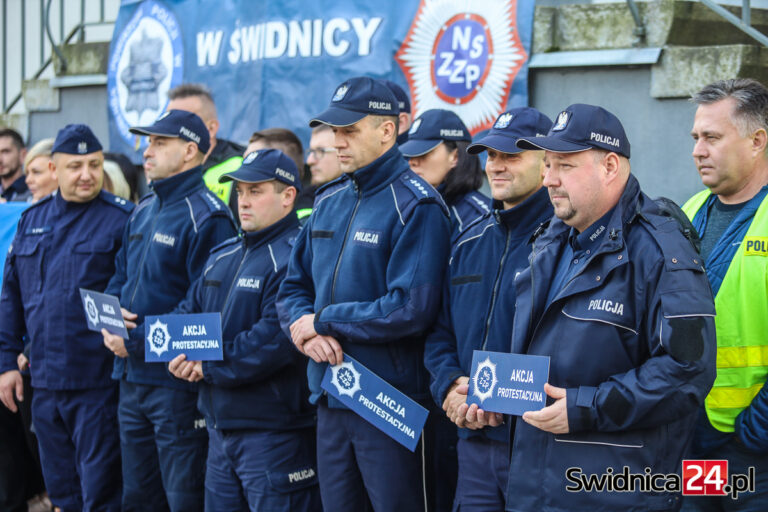 Protest służb mundurowych. Policjanci pikietowali przed świdnicką komendą [FOTO]