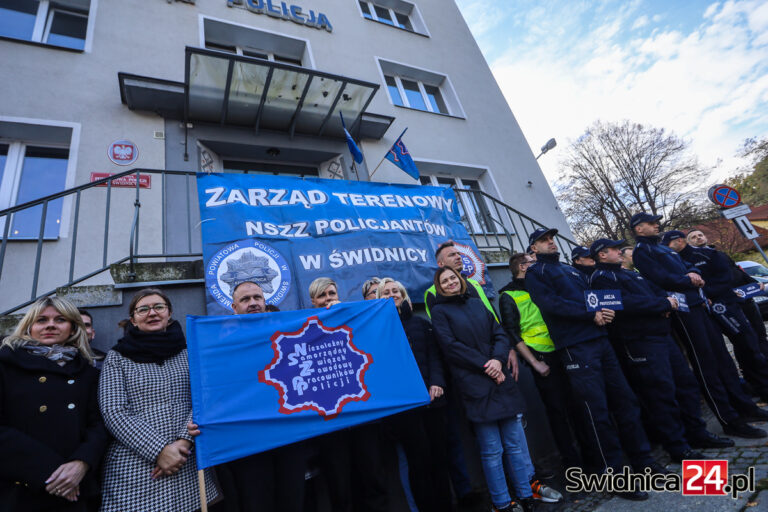 Służby mundurowe dogadały się z rządem? Szef związku policjantów: Porozumienia nie ma