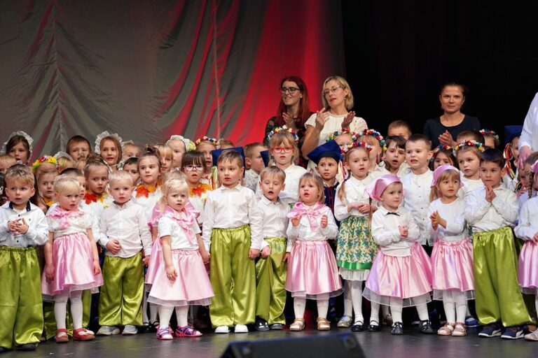 Premierowy występ przedszkolaków na deskach świdnickiego teatru [FOTO]