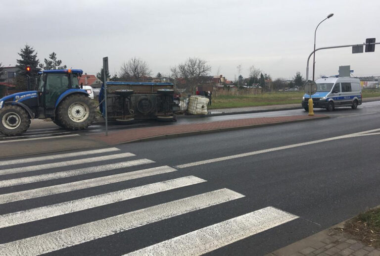 Przyczepa rolnicza na boku. Na jezdnię wylał się płynny nawóz