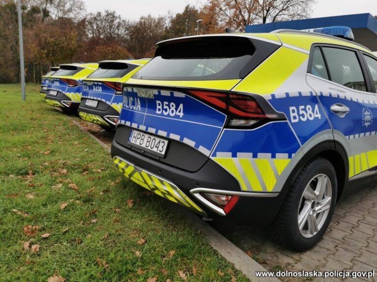 Nowe radiowozy dla dolnośląskich policjantów. Dwa z nich trafią do świdnickiej komendy [FOTO/VIDEO]