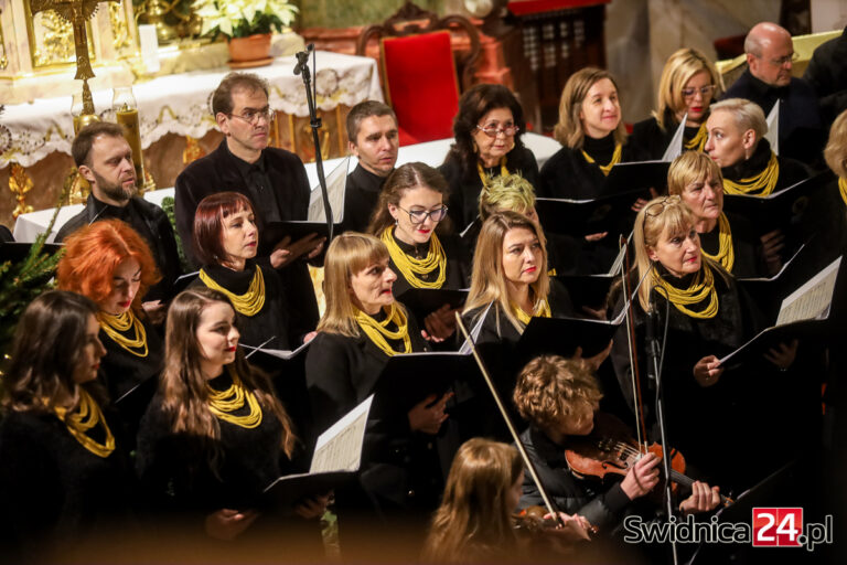 Świąteczne śpiewanie „Dzikiego Chóru” u świętego Józefa [FOTO/VIDEO]