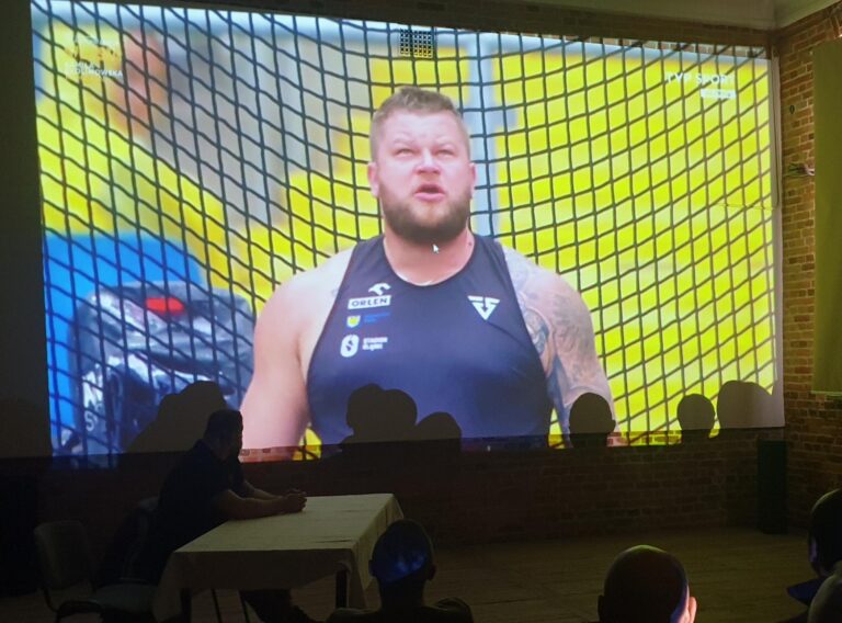 Paweł Fajdek w areszcie. Podczas spotkania osadzeni życzyli mu kolejnego mistrzowskiego tytułu [FOTO]