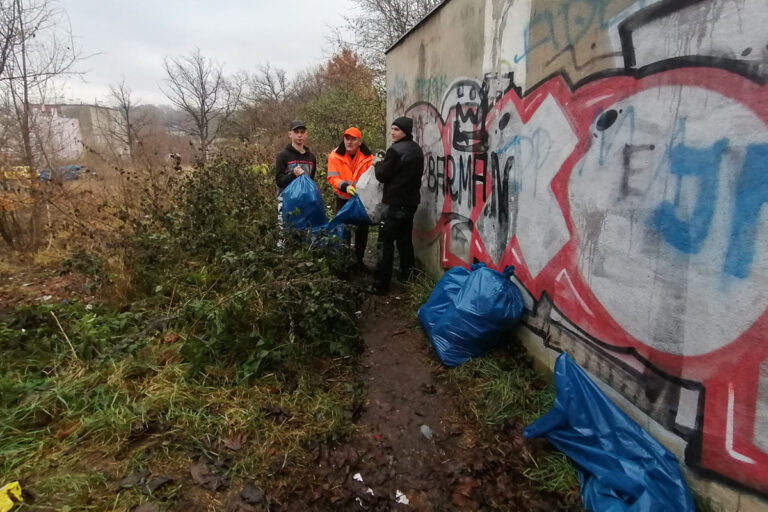 Wyzbierał kilka ton śmieci na Osiedlu Młodych w Świdnicy. Wiele z nich pochodzi z lat 90. XX wieku [FOTO]