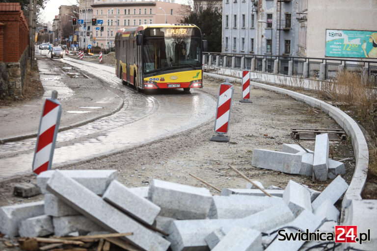 Aleja Niepodległości rozkopana od półtora roku. Magistrat liczy na wcześniejsze ukończenie prac przez nowego wykonawcę