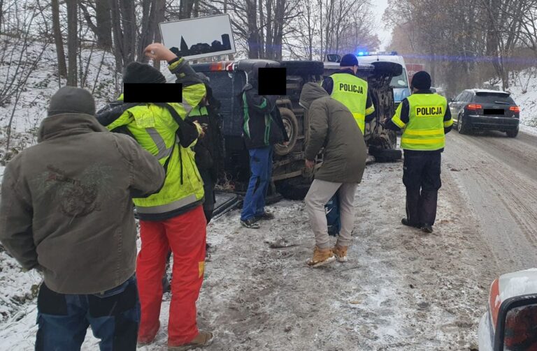 Kolizje, dachowanie. Trudne warunki po opadach śniegu. Gdzie zgłaszać nieodśnieżone drogi?