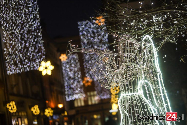 Świdnica rozświetlona świątecznymi dekoracjami. Jest ich mniej niż w ubiegłych latach [FOTO]