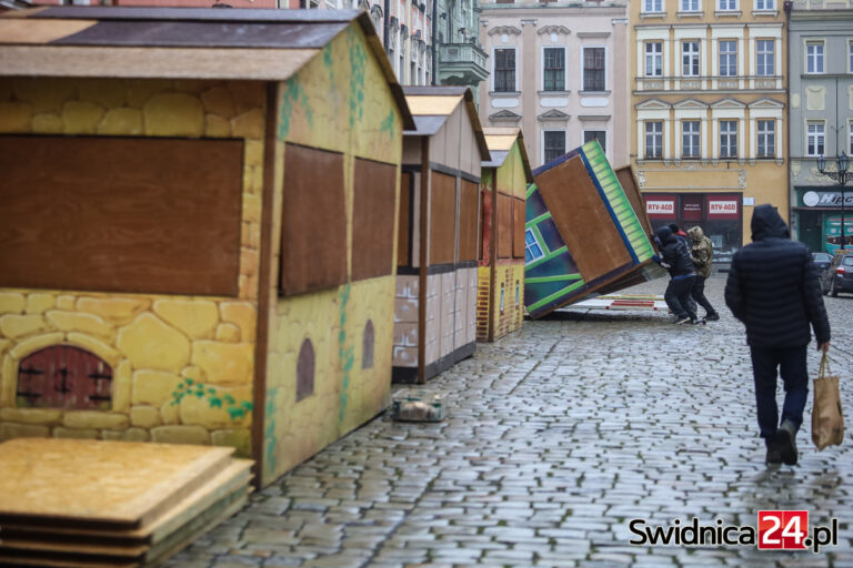 Świąteczne przygotowania na świdnickim Rynku. Ruszyła budowa handlowych domków [FOTO]