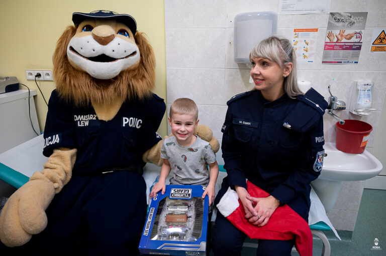 Komisarz Lew odwiedził najmłodszych pacjentów świdnickiego szpitala