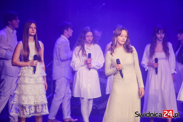 Świąteczny klimat w świdnickim teatrze. Młodzież zaśpiewała bożonarodzeniowe przeboje [FOTO/VIDEO]