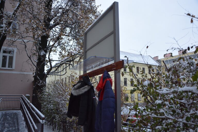 „Wymiana ciepła”. Świdnicki MOPS postawił specjalne wieszaki na kurtki